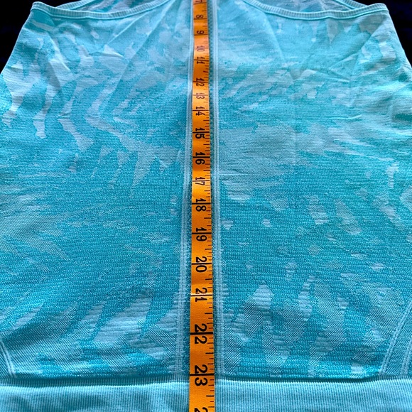 Lululemon Racerback. Aqua patterned size 8. - Picture 5 of 6
